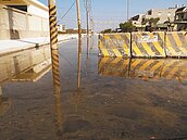 工程收尾回馬槍　豔陽天海水倒灌