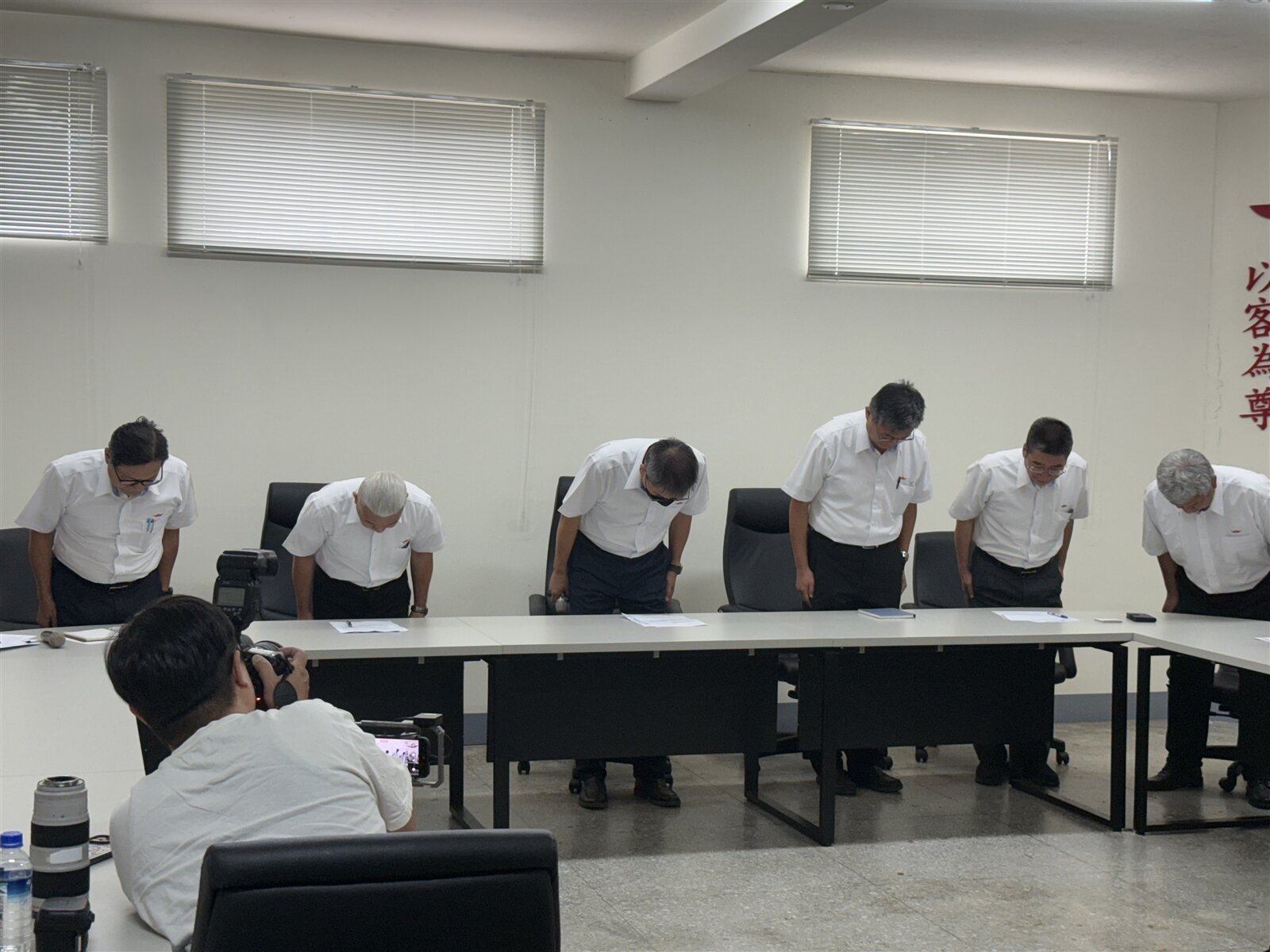 欣欣客運今上午召開記者會,董事長范大維(左三)及高層鞠躬道歉,表示將對家屬負全責,並自請辭職負起管理責任。記者張策/攝影