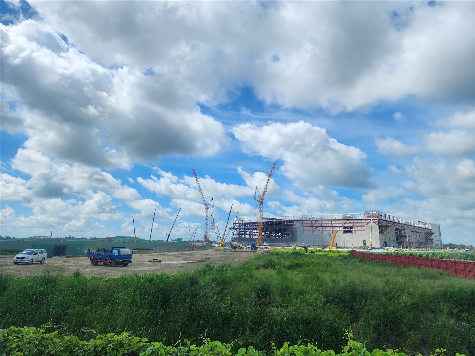 興建中的台積電嘉義縣封裝測試廠今天中午傳翻車意外,幸未傳人員傷亡。圖/本報資料照片