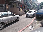 基隆中船路巷道窄　小學生與車爭道