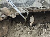 中市龍井安良港大排旁道路路基掏空　市府緊急封鎖加固