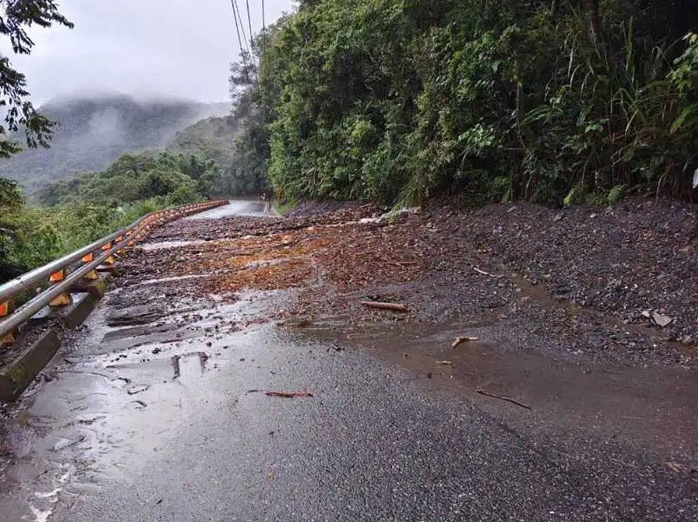今早台20線台東縣海端鄉186公里(下馬路段)邊坡坍方,雙向道路阻斷無法通行。圖/關山工務段提供