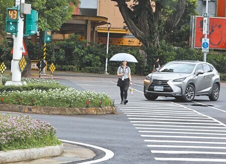 乳癌治療權威醫師周佳正在北市街頭行經斑馬線遭公車撞死。台北市長蔣萬安20日表示,交通局將至現場會勘並做評估、調整。示意圖,非新聞事件當事人。(劉宗龍攝)