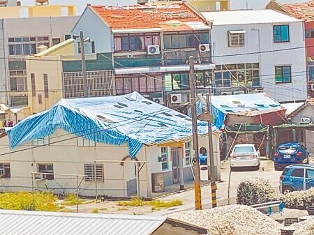 
丹娜絲颱風造成台南市7000多間房屋掀頂，大多數房屋蓋上帆布。（本報資料照片）
