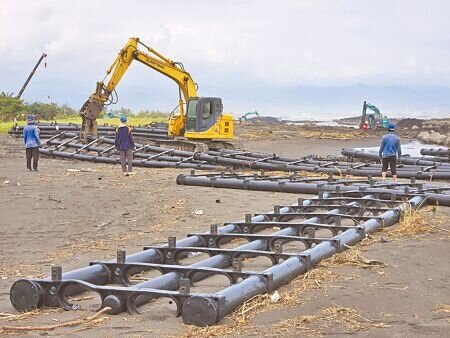 
旭東公司未能在期限內將海上光電測試站浮台殘骸清除完畢，屏東縣政府裁罰25.2萬元。（本報資料照片）
