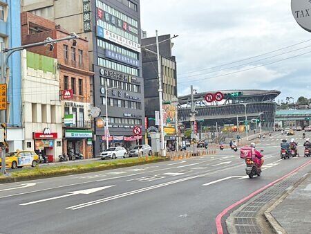 基隆市今年上半年科技執法共舉發近5萬件違規,逾4成集中在忠一路口,車輛因左轉孝四路時跨越左轉道雙白線遭罰,目前雙白線已改為單向虛實線。(徐佑昇攝)