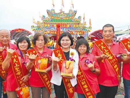 國家重要民俗「雲林六房媽過爐」有神無廟,20日舉辦五間厝股紅壇動土典禮,雲林縣長張麗善(右三)也前來參與。(張朝欣攝)