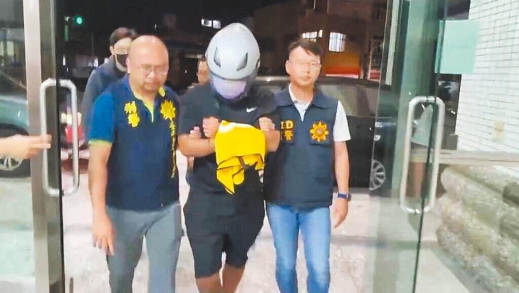 31歲周姓男子(中)涉嫌詐騙台南市學甲區陳姓受災戶修繕房屋訂金19萬元,被警方逮獲。圖/讀者提供