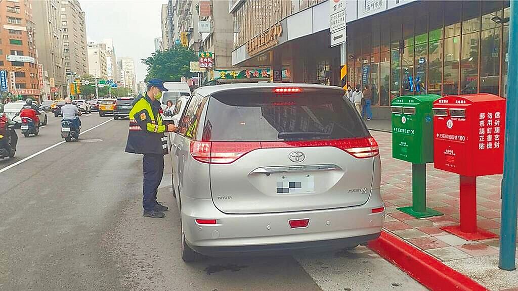 車輛違停路邊紅線，被開罰單。示意圖／台北市警察局交通警察大隊提供