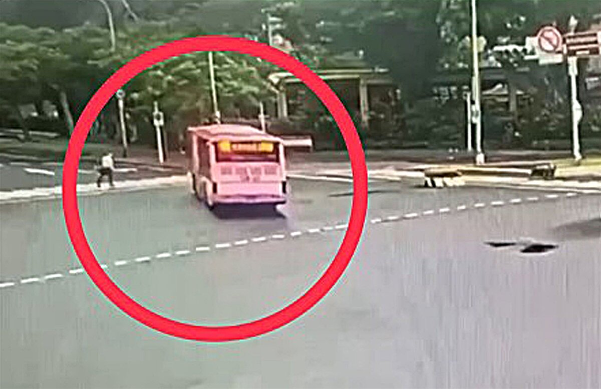 衛福部桃園醫院外科主任周佳正在綠燈時走在斑馬線上,遭公車撞上不治。圖/記者翁至成翻攝