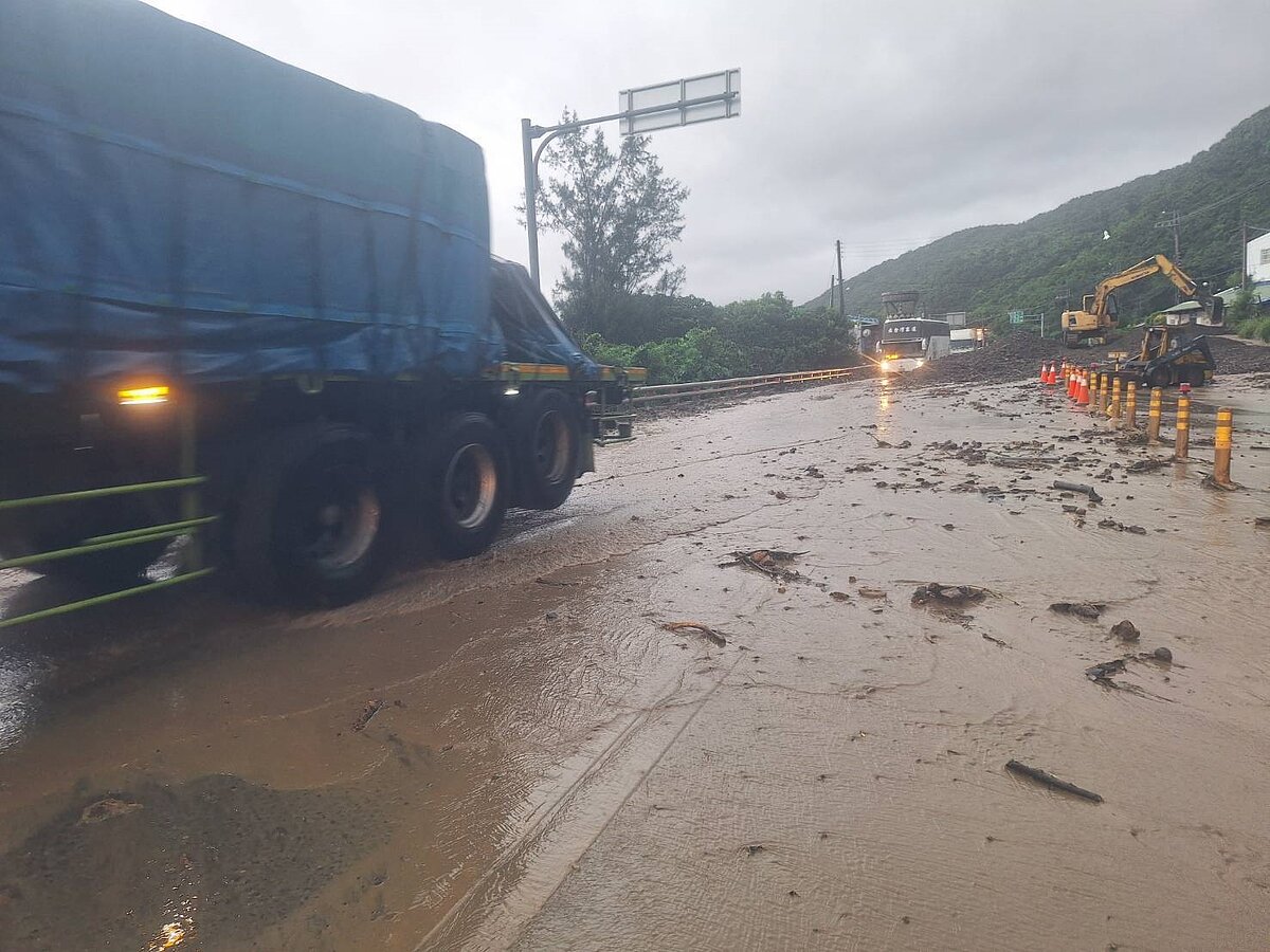 大雨不停，南迴公路多處受阻，台鐵南迴線也宣告無法通行。圖／公路局提供