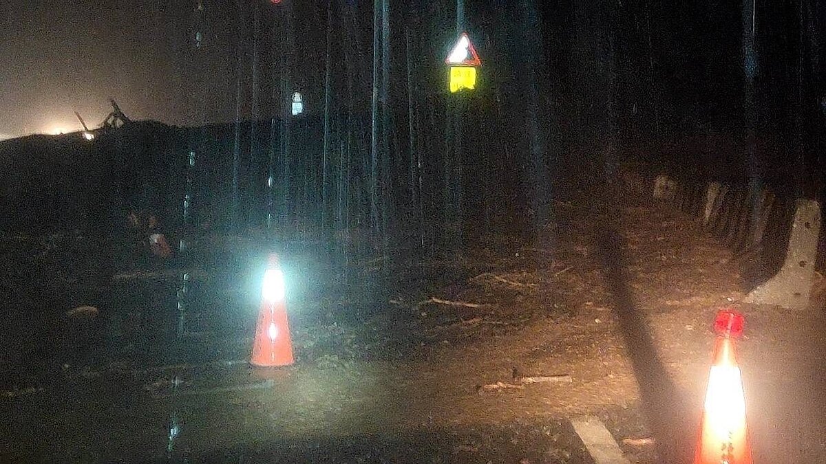 台9線405K大溪路段出現土石泥流，道路阻斷無法通行。圖／大武工務段提供