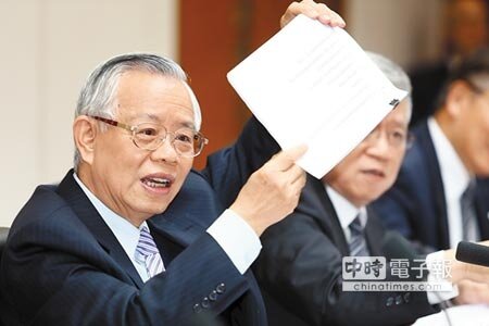 出示數據 利大於弊↑彭淮南自製服貿懶人包,證明簽定服貿,台灣是利大於弊,更連說3次「我講的是事實」。(鄧博仁攝)