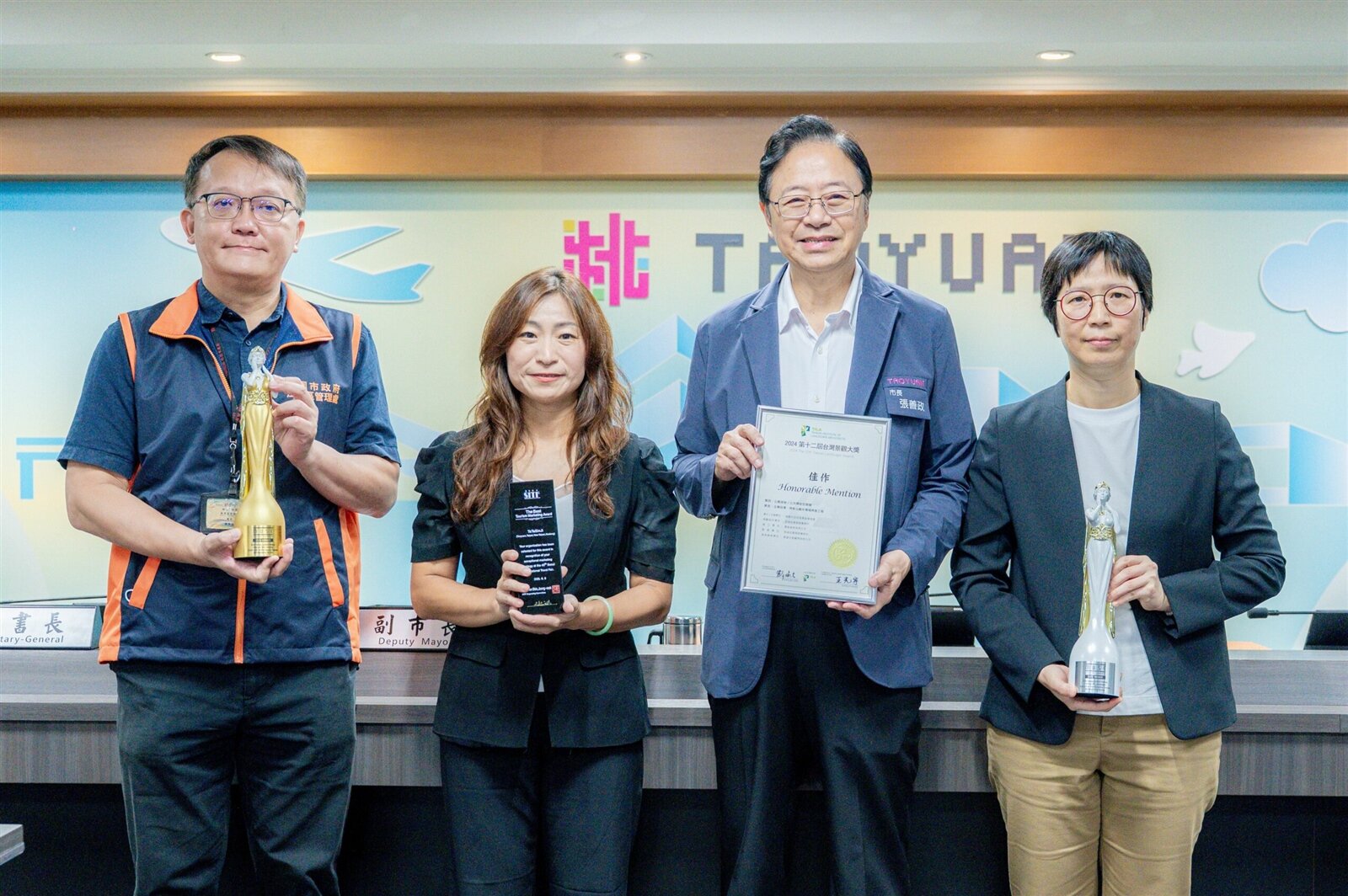 桃園市長張善政接受觀光旅遊局呈獻榮獲2025美國繆斯設計、第12屆台灣景觀及2025年首爾國際旅展(SITF)等獎項。圖:觀旅局提供