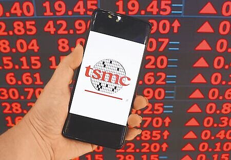 受惠輝達H20晶片鬆綁銷陸及台積電法說前押寶買盤進駐,由電子權值股領頭衝鋒,帶動台股16日強勢反彈。圖∕本報資料照片