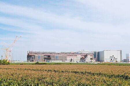 台積電嘉義先進封裝廠一廠工程正趕工興建中,繼5月間多起工安意外後,16日又傳有工人被掉落的冰水管砸中。(本報資料照片)