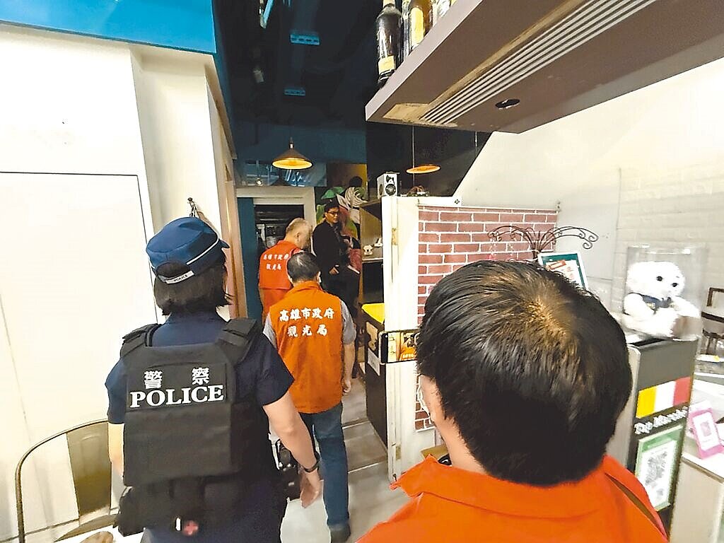 高市府觀光局近日聯合相關局處及台水、台電公司針對轄內日租套房展開聯合稽查,並鎖定未取得合法旅宿登記且屢勸不改的非法日租套房業者祭出重罰,執行「斷水斷電」處置。圖/高市府觀光局提供