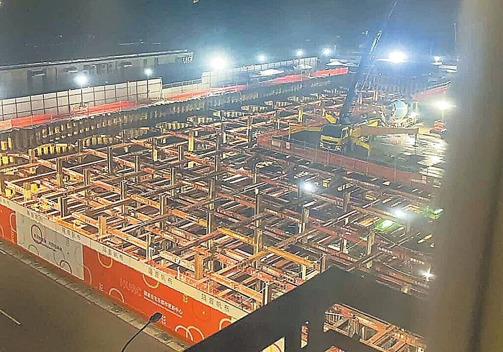 高雄市左營區合群社區旁的「海富安居」社會住宅工程,16日施工到凌晨1點多才收工,讓一旁的社區住戶抱怨影響作息。圖/民眾提供