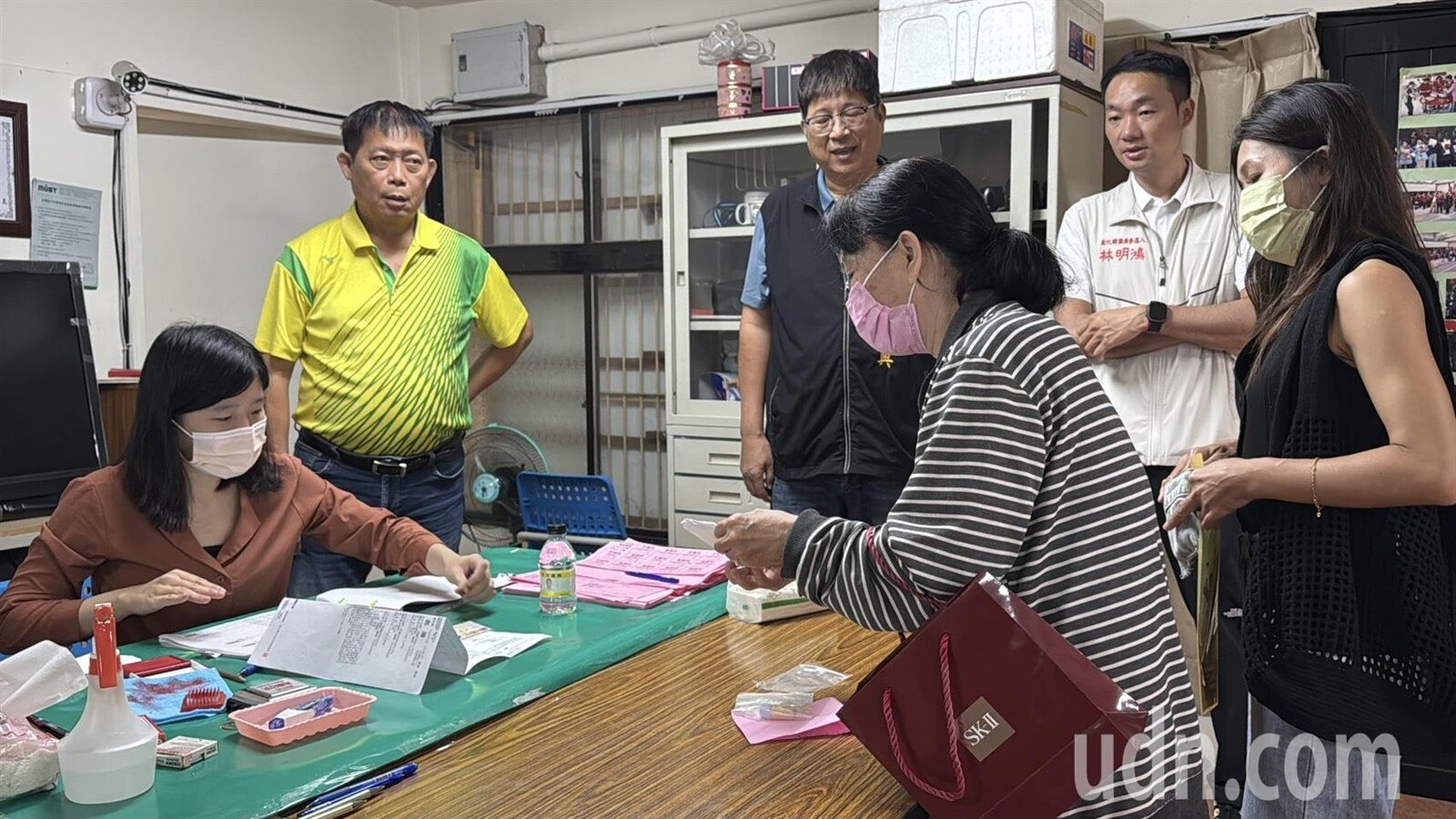 彰化伸港鄉近期發放台電生活扶助金給居民，每人發1千元，成為居民小確幸。記者林敬家／攝影 