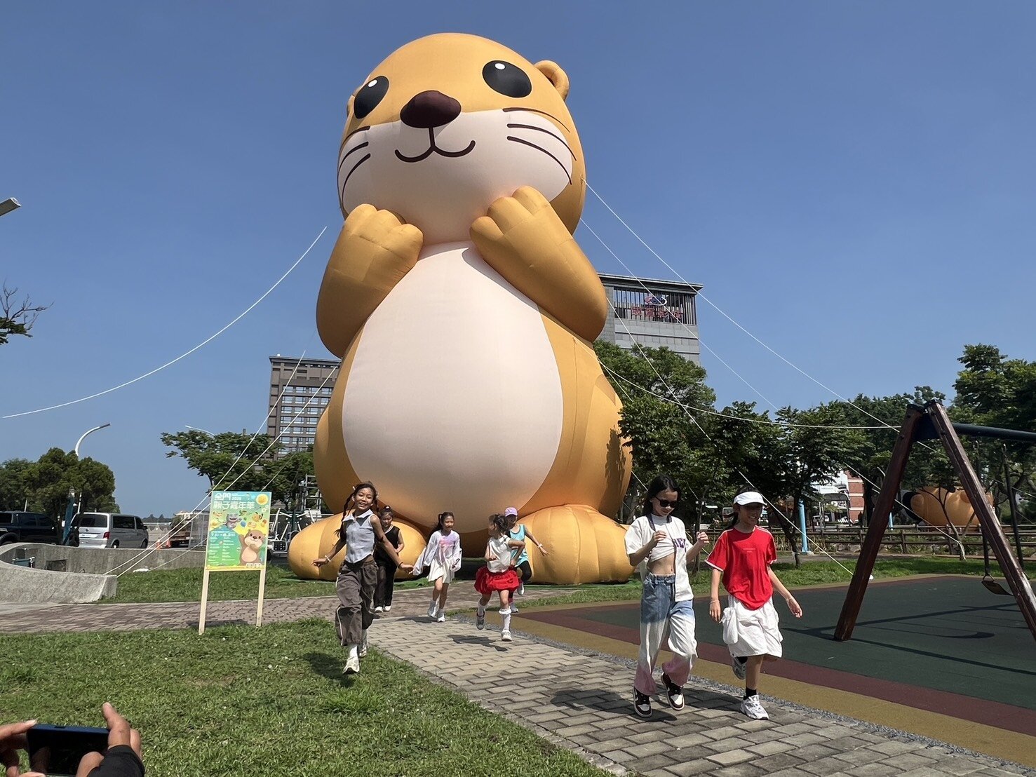 金門縣政府今天下午在金湖新市公園盛大揭幕全台唯一、金門史上最大型觀光IP裝置藝術──14米高的巨型「阿特」氣偶,吸引大批親子民眾搶先朝聖、爭相打卡,小朋友都直呼「超卡哇伊」。記者蔡家蓁/攝影