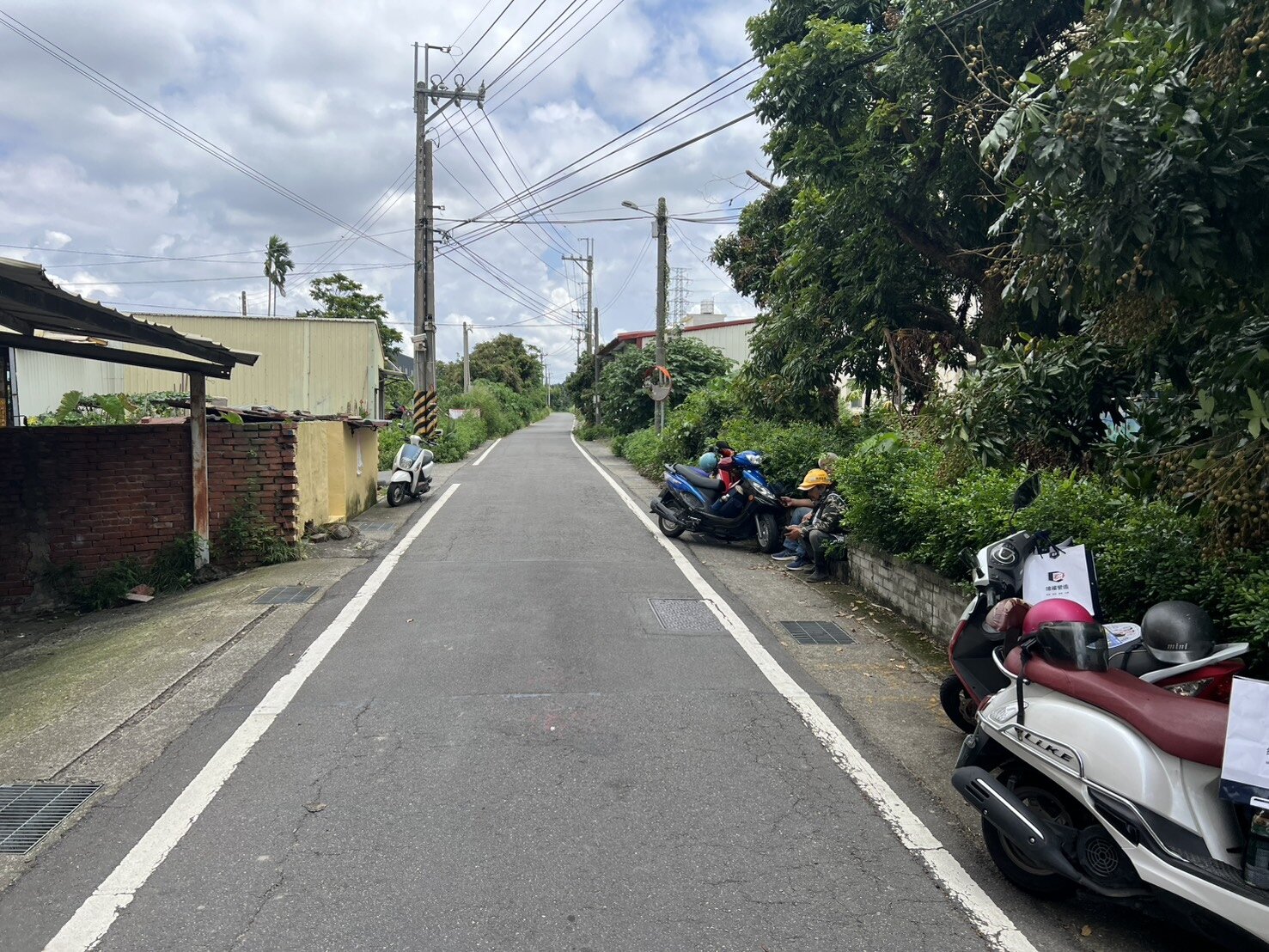 雲林縣斗六市工湖路毗鄰斗六工業區，是主要聯外道路之一，但路寬不足致難以會車、交通壅塞，縣府與斗六市公所分攤工程總經費1.9億元，將把工湖路拓寬至12公尺，今天動工。記者陳雅玲／攝影 