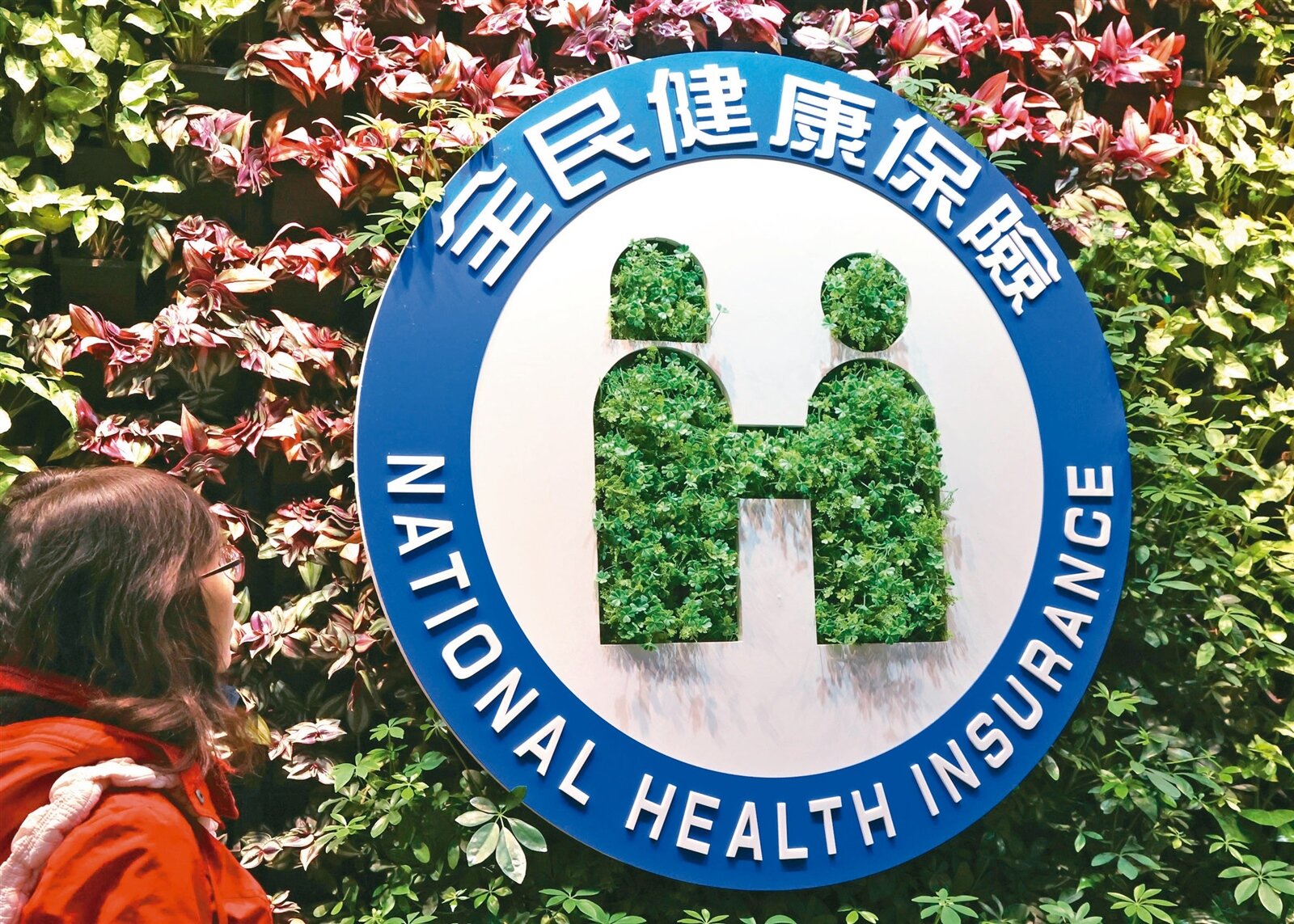 衛福部健保署推動「健保雲端藥歷2.0」,今年7月開始系統全面更新。不過,基層藥師協會理事長沈采穎點出,該系統因設計不當,藥師使用系統數分鐘內,就被強制登出,導致用藥登載不完全,難以查看病人用藥歷史等情況,讓病人陷入重複用藥風險。聯合報系資料照