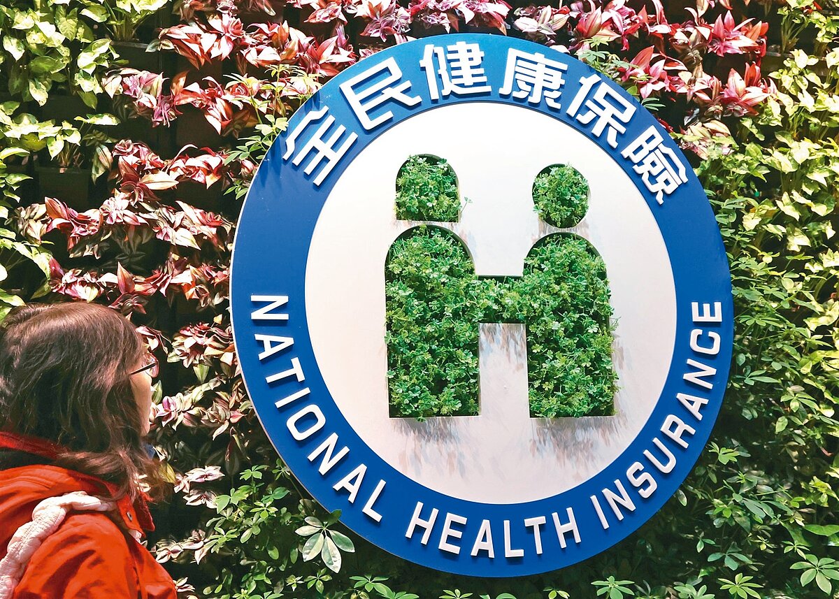 衛福部健保署推動「健保雲端藥歷2.0」,今年7月開始系統全面更新。不過,基層藥師協會理事長沈采穎點出,該系統因設計不當,藥師使用系統數分鐘內,就被強制登出,導致用藥登載不完全,難以查看病人用藥歷史等情況,讓病人陷入重複用藥風險。聯合報系資料照