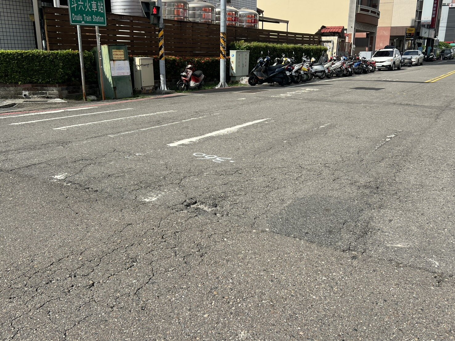 雲林縣斗六市後火車站周邊道路暨市區道路品質改善工程今天動工,第一條工程為後火車站周邊35條道路施工,預計9月底完工,預估後站將有近3個月交通黑暗期。記者陳雅玲/攝影