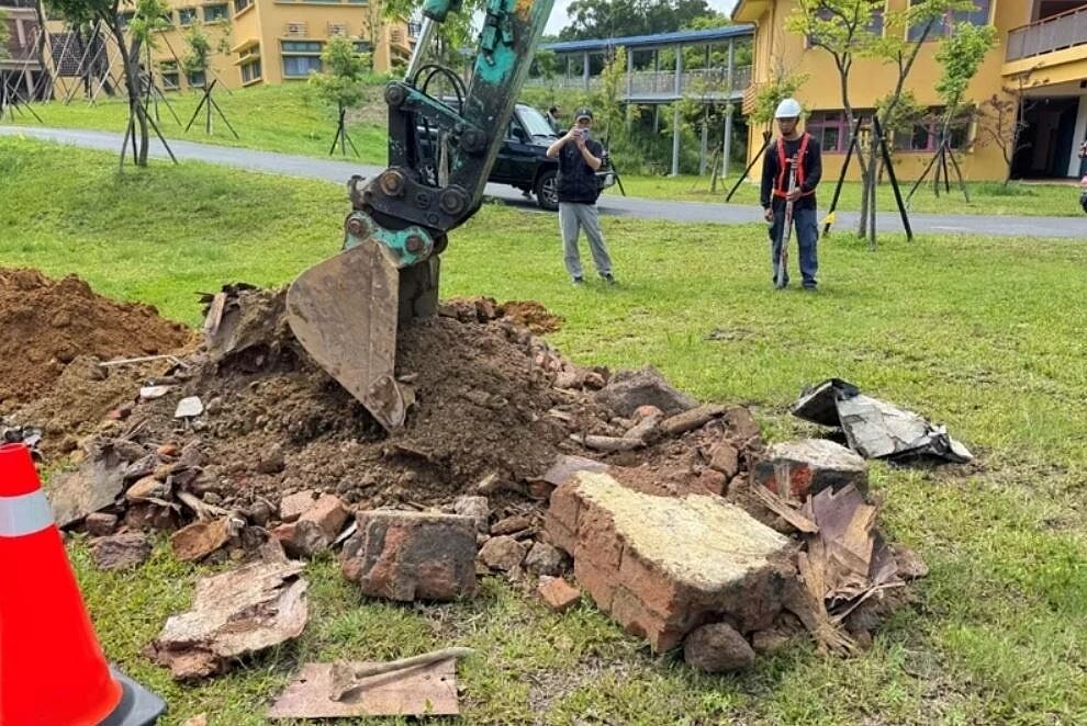 新竹市政府本月在華德福實驗學校實地開挖檢查,發現埋有廢棄物。圖/新竹市政府提供