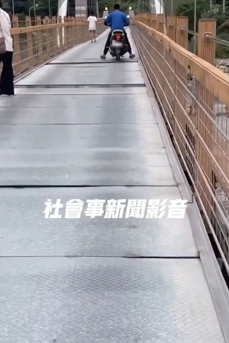當地近日發現索阿紀吊橋橋面鋼板竟有多處脫落、凸起和陷落，車輛通過時會大力晃動，鋼板甚至險遭掀起，怒批太恐怖「像在走鋼索」。記者宋原彰／翻攝
