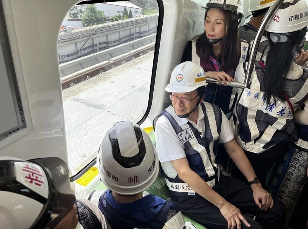 桃園捷運綠線列車昨下午在高架橋上首次動態測試,市長張善政(中)體驗列車從G13站行駛至G14站,過程順利。記者朱冠諭/攝影