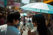 消暑神器變凶器？手持風扇藏1危機她在電車上直喊痛　日網怒：該禁用