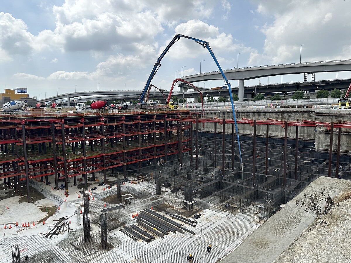 台中巨蛋興建工程已完成深度189公尺開挖作業，進入主體結構工程。圖／台中市建設局提供