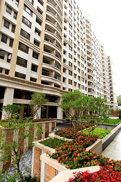 4.國際湯城標榜「1字頭房價實現溫泉夢」,社區內綠意盎然,有濃濃渡假風。