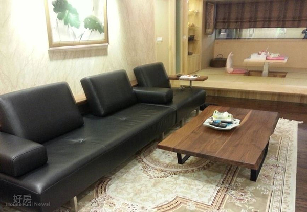 4.客廳採用一字型牛皮沙發,拆掉一面牆做成和室。
