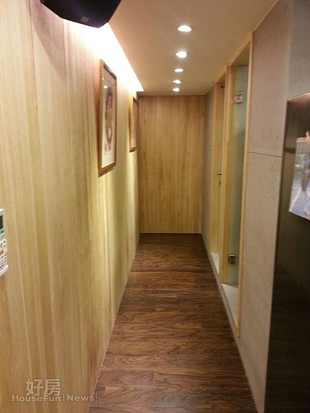 6.裝潢採上淺下深,天花板與牆面是米黃或白色,地板則用深咖啡色。