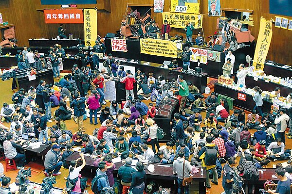 反黑箱服貿占領立法院議場的學生,中午進入第100小時,學生批評立委怠忽職守,因此舉行「青年奪回國會,民主審議服貿」。 記者曾吉松/攝影