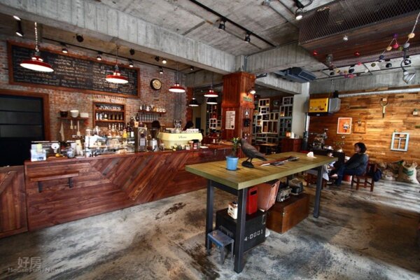 「小破爛咖啡館」一點也不破爛，是間運用廢木材、二手家具裝潢的咖啡店。