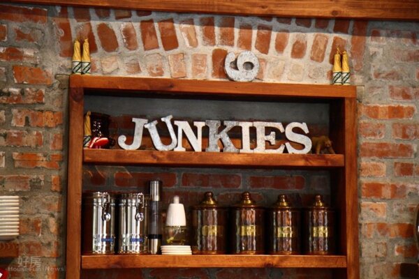 
2.店名「Junkies」除了隱喻有毒癮之外，還有舊貨商的意思，洪璽開說自己就是有咖啡癮又愛找垃圾，所以取這個名字。