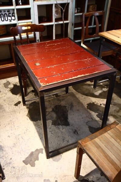 5.這張桌板是從台北四四南村撿回來重新裁切，桌面上還有鑰匙孔。