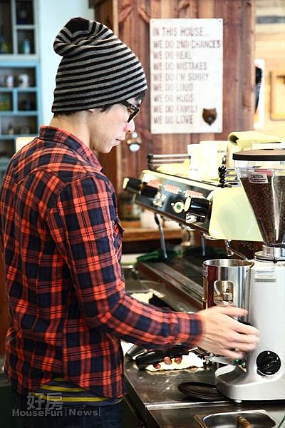 7.從大學就迷上咖啡的洪璽開，自己買原豆挑選、烘焙。
