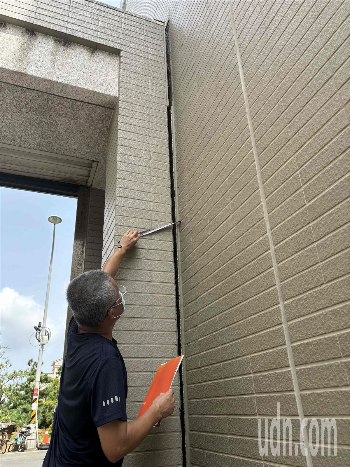 彰化伸港中興二街一處社區疑因隔壁蓋大樓,自家房屋出現裂縫,寬達6公分。記者林敬家/攝影