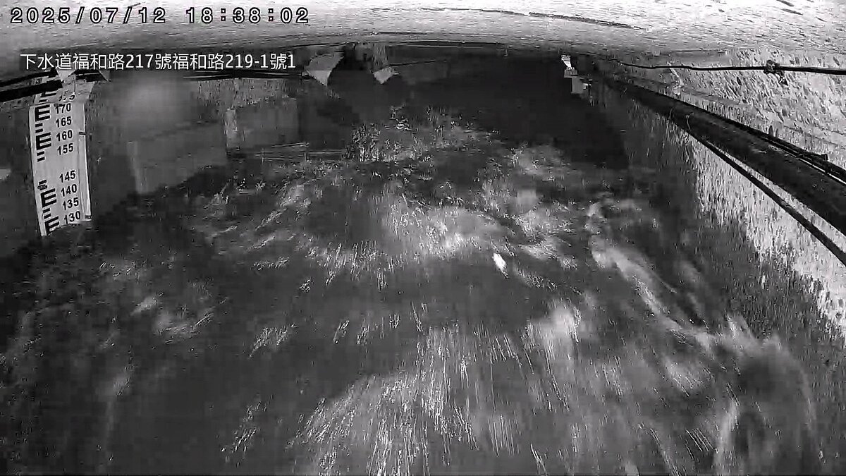 永和區福和路雨水下水道114年7月12日低地排水設施抽排情形─抽水機正常運作抽排至幹線，避免低窪區發生積淹水。圖／新北市水利局提供