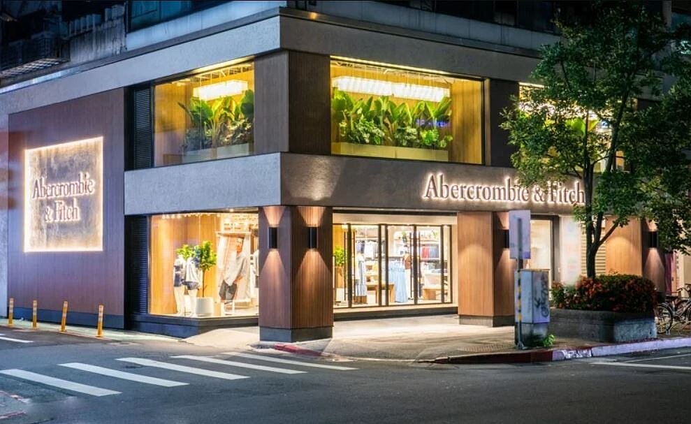 Abercrombie & Fitch全新概念店選址於台北市敦化南路與忠孝東路交界處,為地上兩層、總面積逾百坪的專賣空間。圖/Abercrombie & Fitch提供