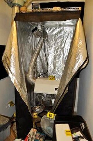 加拿大男子John在自家房間種大麻,警方在他房間發現用塑膠衣櫥改裝烘乾設備及自行接管的自製過濾通風設備。記者劉星君翻攝