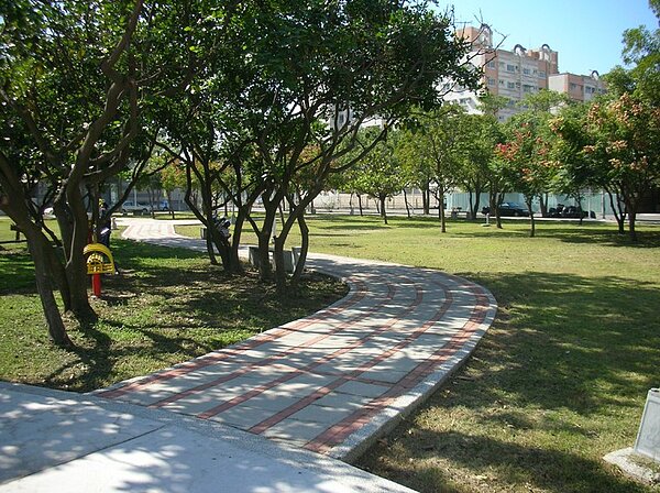 台南市安平區道路規劃方正,又是市府、市議會所在地,堪稱台南的信義計畫區。圖/安平區內的建平公園 取自安平區公所網站