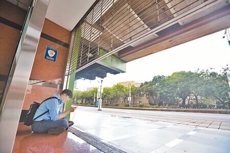 2025城鎮韌性演習17日登場,防空警報聲響起後,大樓拉下鐵門,民眾在屋內躲避等待。(杜宜諳攝)