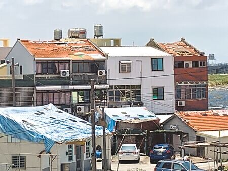 台南大北門地區受丹娜絲颱風重創,很多房屋屋頂被掀,目前都用帆布覆蓋,有的還來不及整理。(郭良傑攝)