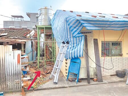 台南市佳里區下營里林姓男子前天下午為修自家屋頂不慎墜地傷重不治。箭頭所指為墜地處。(郭良傑攝)