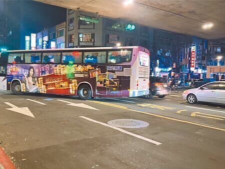 台北市上半年科技執法開罰熱點第2名的長安東路與建國北路口,因預留轉彎空間不足,導致長安東路左轉上建國高架車輛常壓到雙黃線被開單,共計2萬3547件。(本報資料照片)